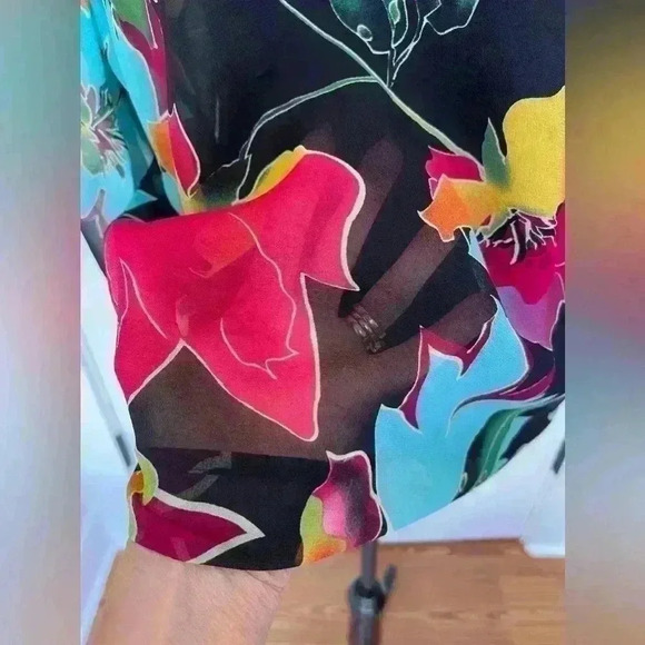 Soft surrounding floral 100% silk button blouse size large Classy, sexy feminine - Picture 4 of 7